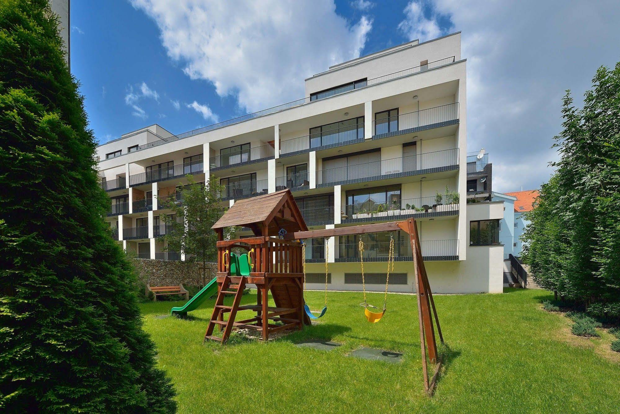 Ambiente Serviced Apartments - Dunajska Pozsony Kültér fotó